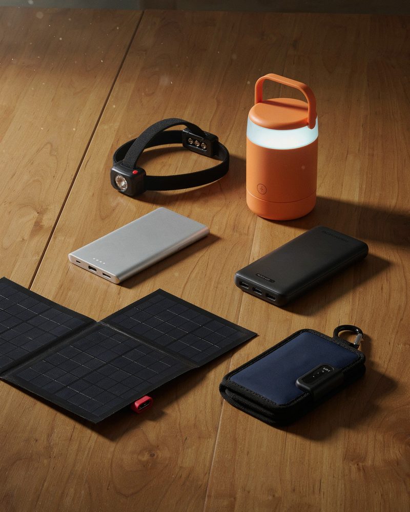 Lanterne frontale, lămpi LED, baterii externe și panou solar portabil