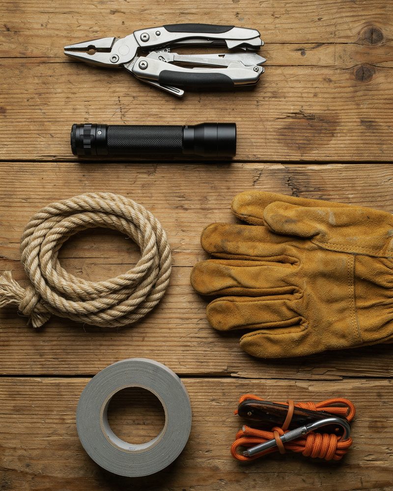 Colecție de unelte esențiale: multi-tool, lanternă și accesorii